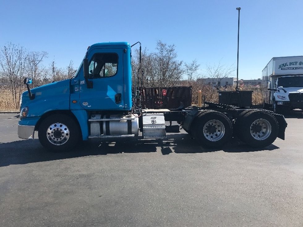 Day Cab Tractor-Heavy Duty Tractors-Freightliner-2017-Cascadia 12564ST-Westfield-MA-349,600\n\t\tmiles-$ 33,000 - Image 4