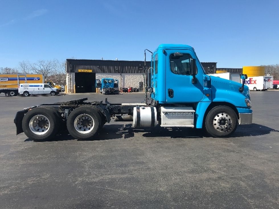 Day Cab Tractor-Heavy Duty Tractors-Freightliner-2017-Cascadia 12564ST-Westfield-MA-349,600\n\t\tmiles-$ 33,000 - Image 8