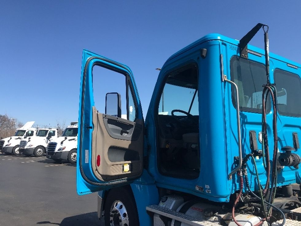 Day Cab Tractor-Heavy Duty Tractors-Freightliner-2017-Cascadia 12564ST-Westfield-MA-349,600\n\t\tmiles-$ 33,000 - Image 9