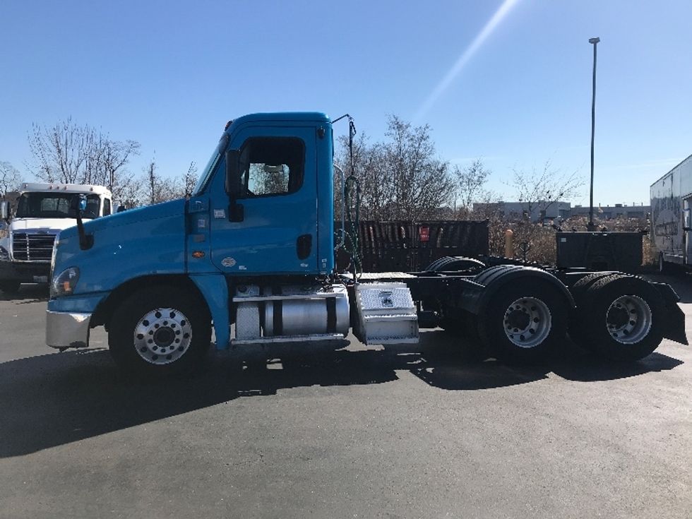 Day Cab Tractor-Heavy Duty Tractors-Freightliner-2017-Cascadia 12564ST-Westfield-MA-349,957\n\t\tmiles-$ 33,000 - Image 4