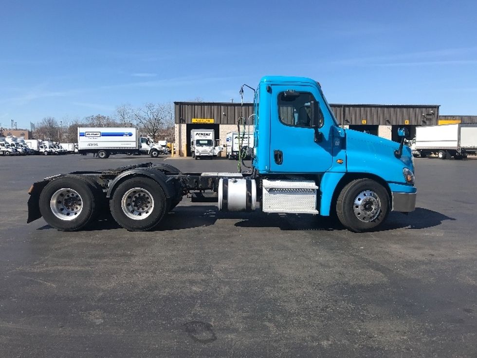 Day Cab Tractor-Heavy Duty Tractors-Freightliner-2017-Cascadia 12564ST-Westfield-MA-349,957\n\t\tmiles-$ 33,000 - Image 8