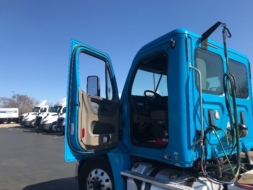 Day Cab Tractor-Heavy Duty Tractors-Freightliner-2017-Cascadia 12564ST-Westfield-MA-349,957\n\t\tmiles-$ 33,000 - Image 9