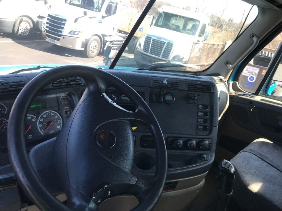 Day Cab Tractor-Heavy Duty Tractors-Freightliner-2017-Cascadia 12564ST-Westfield-MA-360,616\n\t\tmiles-$ 32,250 - Image 10