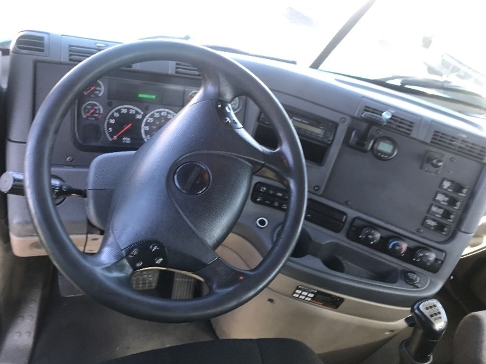 Day Cab Tractor-Heavy Duty Tractors-Freightliner-2017-Cascadia 12564ST-Westfield-MA-360,616\n\t\tmiles-$ 32,250 - Image 11