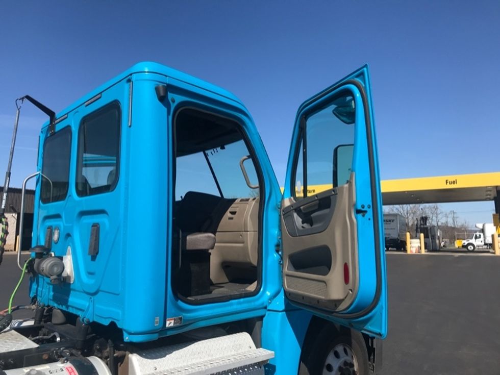 Day Cab Tractor-Heavy Duty Tractors-Freightliner-2017-Cascadia 12564ST-Westfield-MA-360,616\n\t\tmiles-$ 32,250 - Image 12