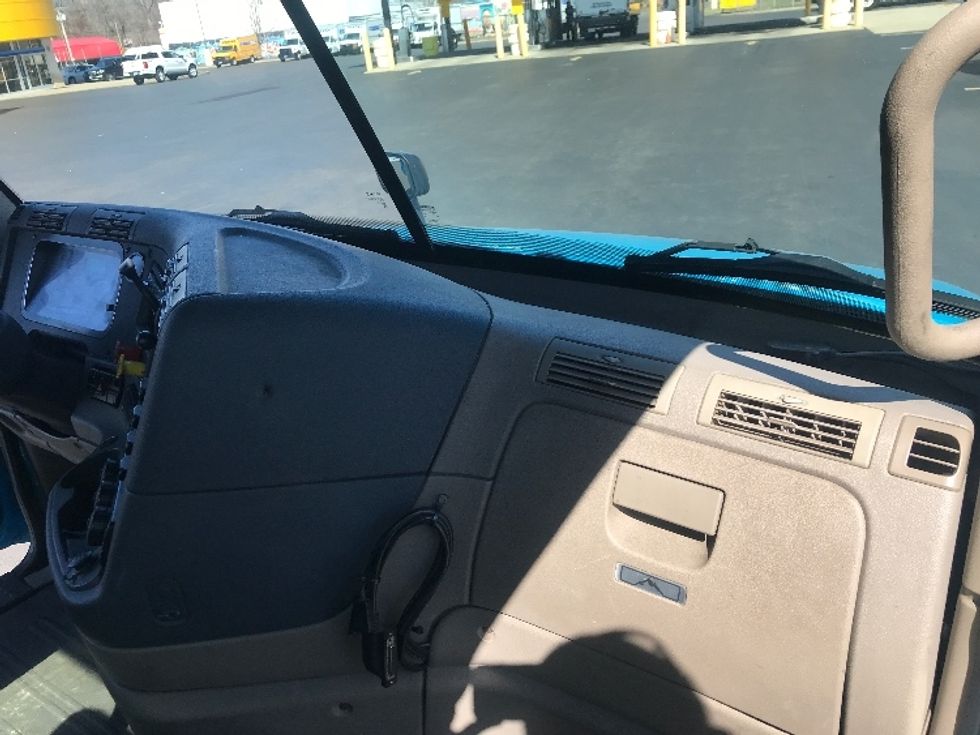 Day Cab Tractor-Heavy Duty Tractors-Freightliner-2017-Cascadia 12564ST-Westfield-MA-360,616\n\t\tmiles-$ 32,250 - Image 13