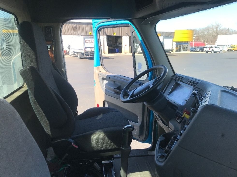 Day Cab Tractor-Heavy Duty Tractors-Freightliner-2017-Cascadia 12564ST-Westfield-MA-360,616\n\t\tmiles-$ 32,250 - Image 14