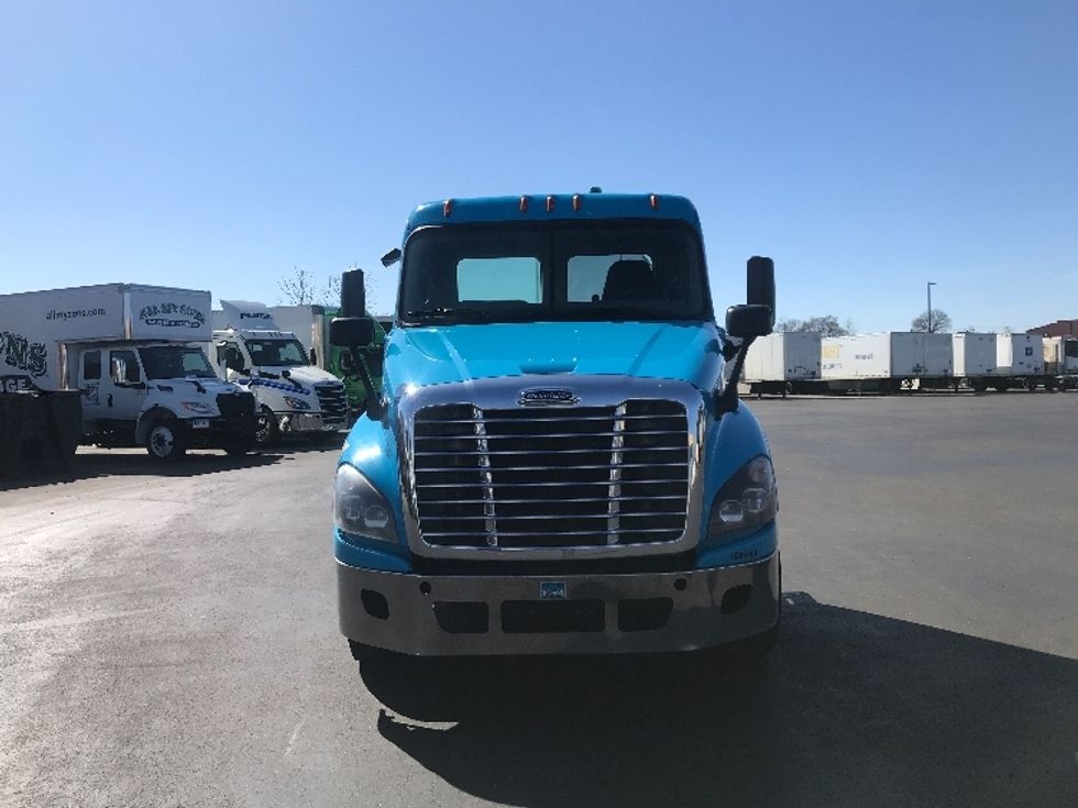 Day Cab Tractor-Heavy Duty Tractors-Freightliner-2017-Cascadia 12564ST-Westfield-MA-360,616\n\t\tmiles-$ 32,250 - Image 2