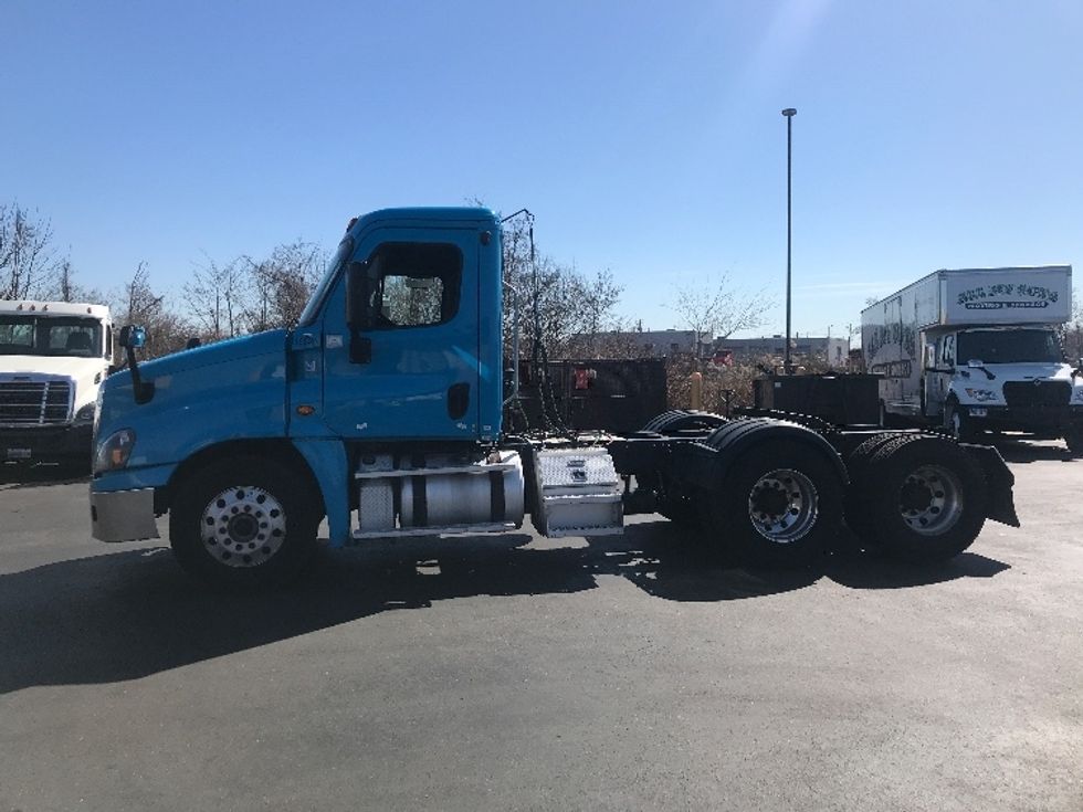 Day Cab Tractor-Heavy Duty Tractors-Freightliner-2017-Cascadia 12564ST-Westfield-MA-360,616\n\t\tmiles-$ 32,250 - Image 4