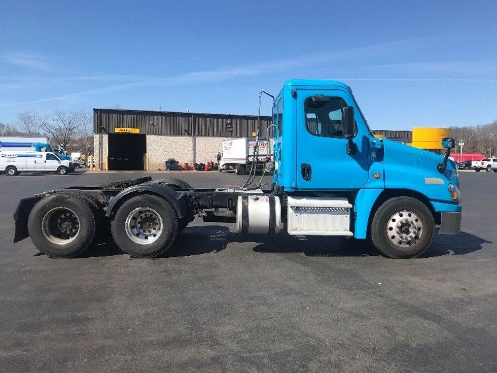 Day Cab Tractor-Heavy Duty Tractors-Freightliner-2017-Cascadia 12564ST-Westfield-MA-360,616\n\t\tmiles-$ 32,250 - Image 8