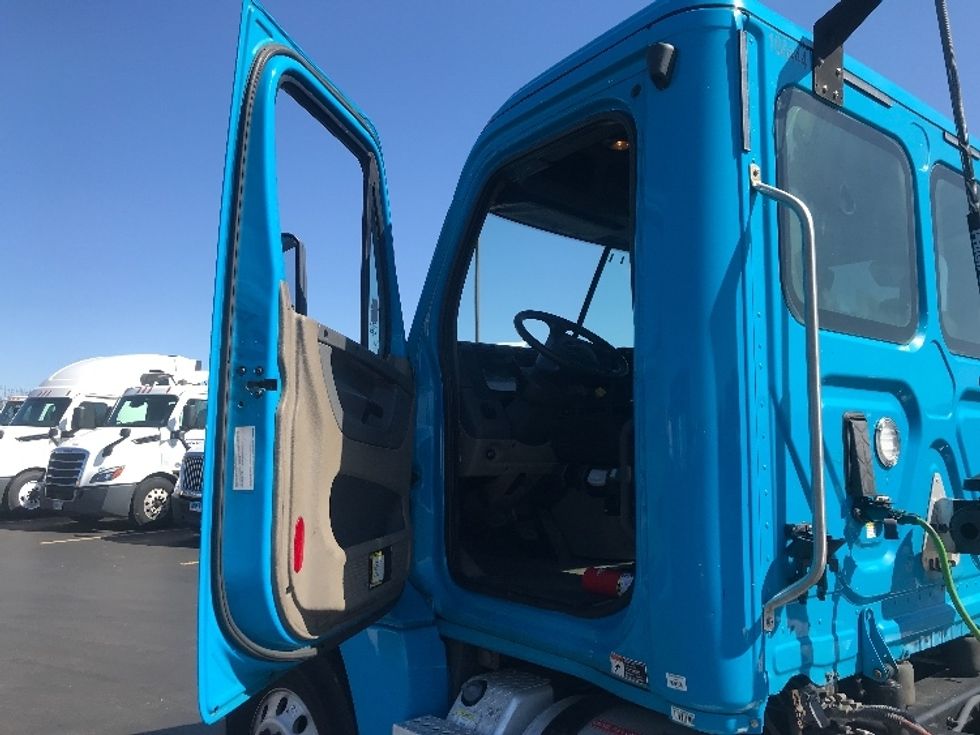 Day Cab Tractor-Heavy Duty Tractors-Freightliner-2017-Cascadia 12564ST-Westfield-MA-360,616\n\t\tmiles-$ 32,250 - Image 9