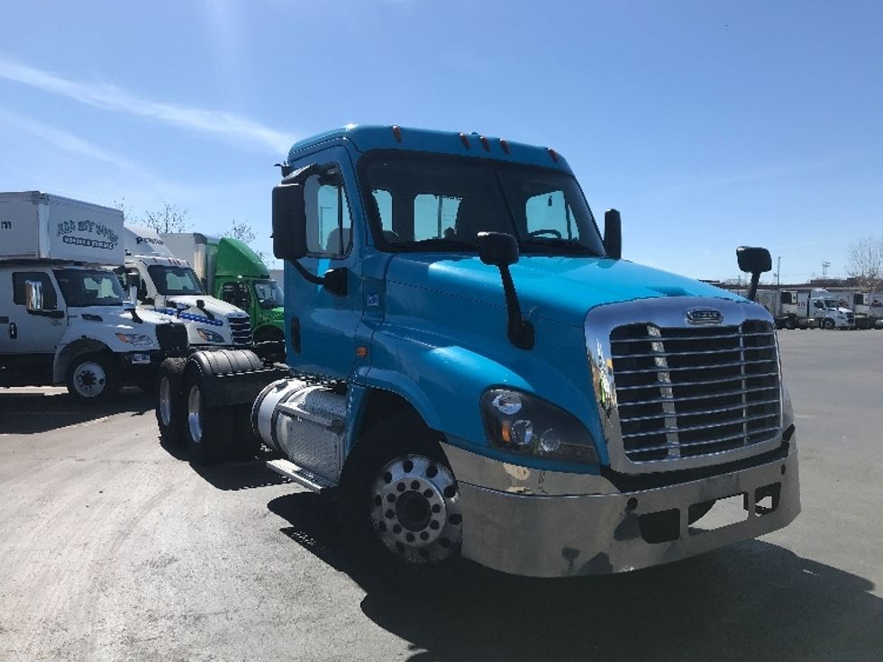 Day Cab Tractor-Heavy Duty Tractors-Freightliner-2017-Cascadia 12564ST-Westfield-MA-381,818\n\t\tmiles-$ 31,500 - Image 1