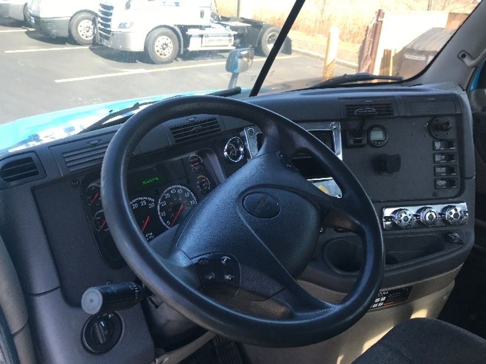 Day Cab Tractor-Heavy Duty Tractors-Freightliner-2017-Cascadia 12564ST-Westfield-MA-381,818\n\t\tmiles-$ 31,500 - Image 10