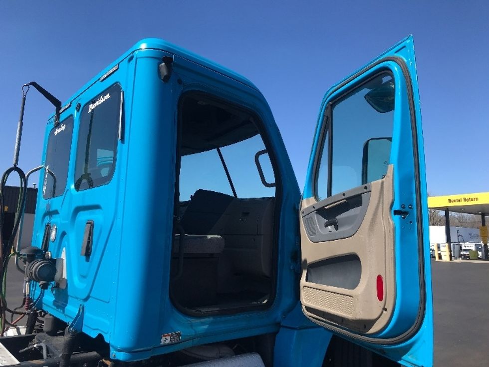 Day Cab Tractor-Heavy Duty Tractors-Freightliner-2017-Cascadia 12564ST-Westfield-MA-381,818\n\t\tmiles-$ 31,500 - Image 12