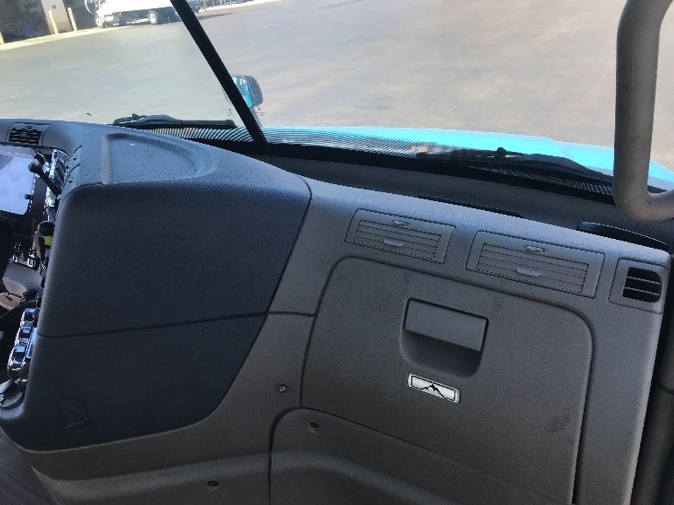 Day Cab Tractor-Heavy Duty Tractors-Freightliner-2017-Cascadia 12564ST-Westfield-MA-381,818\n\t\tmiles-$ 31,500 - Image 13