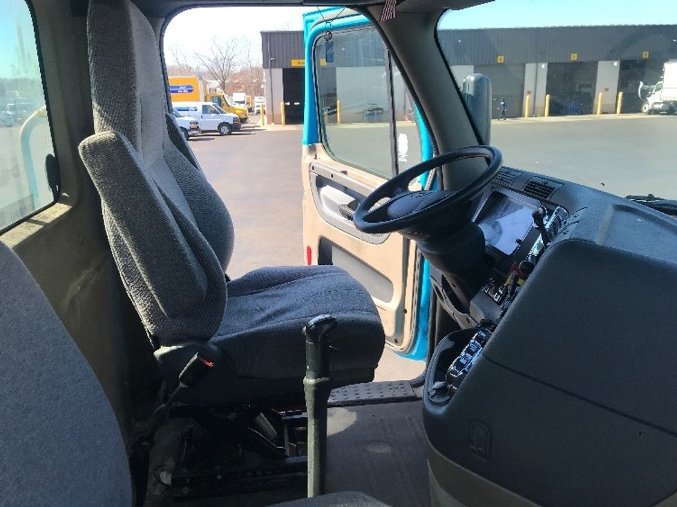Day Cab Tractor-Heavy Duty Tractors-Freightliner-2017-Cascadia 12564ST-Westfield-MA-381,818\n\t\tmiles-$ 31,500 - Image 14