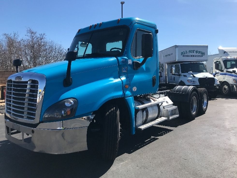 Day Cab Tractor-Heavy Duty Tractors-Freightliner-2017-Cascadia 12564ST-Westfield-MA-381,818\n\t\tmiles-$ 31,500 - Image 3