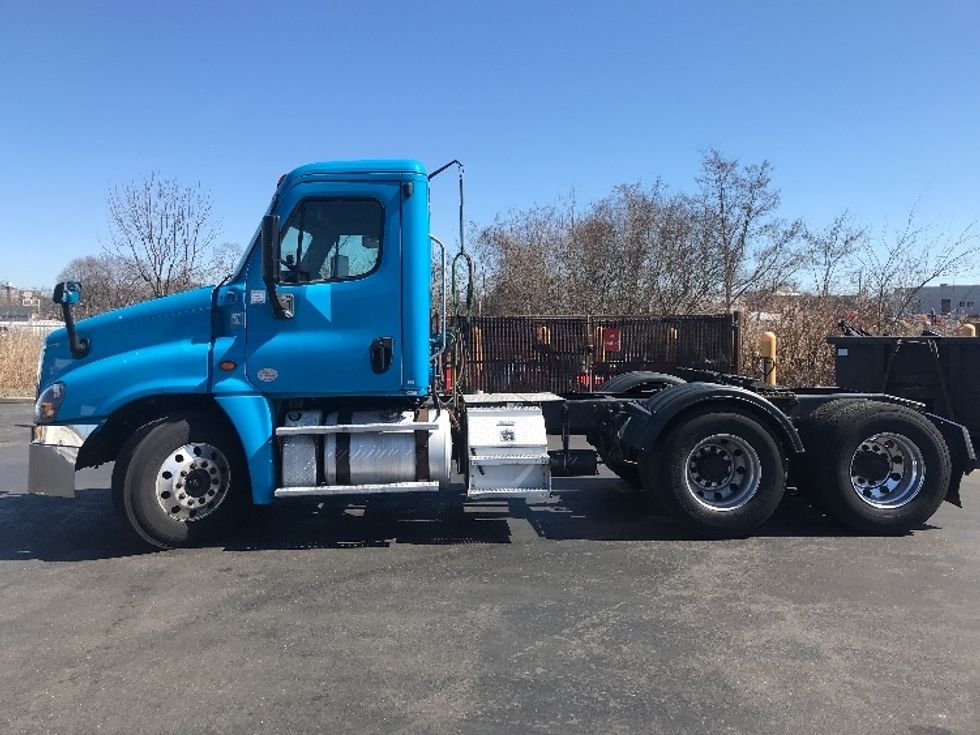 Day Cab Tractor-Heavy Duty Tractors-Freightliner-2017-Cascadia 12564ST-Westfield-MA-381,818\n\t\tmiles-$ 31,500 - Image 4