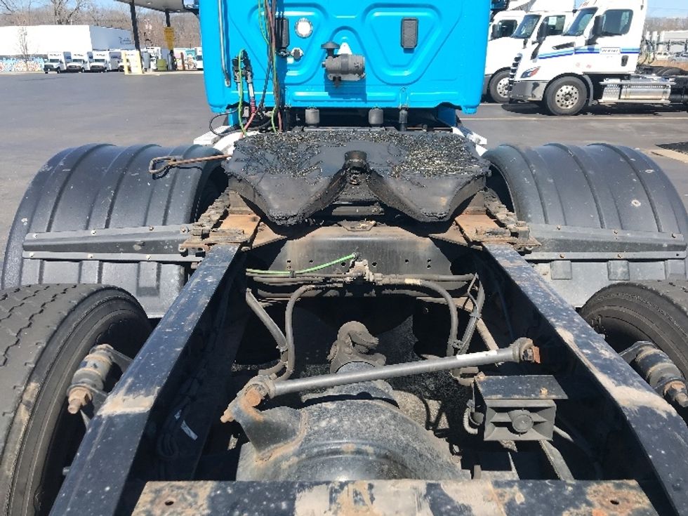 Day Cab Tractor-Heavy Duty Tractors-Freightliner-2017-Cascadia 12564ST-Westfield-MA-381,818\n\t\tmiles-$ 31,500 - Image 6