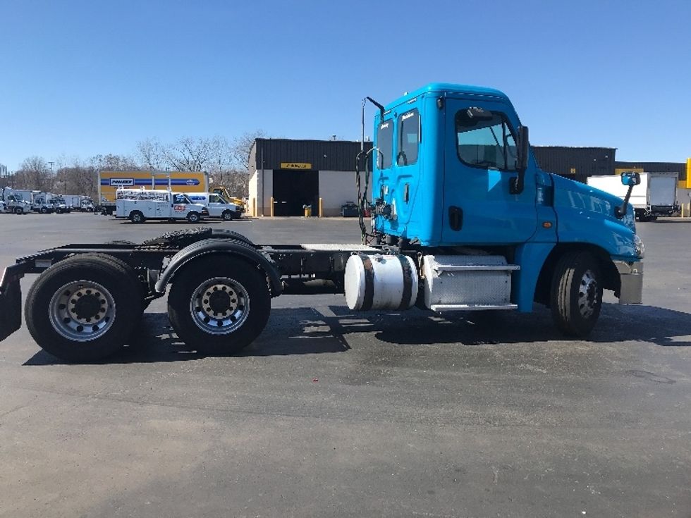 Day Cab Tractor-Heavy Duty Tractors-Freightliner-2017-Cascadia 12564ST-Westfield-MA-381,818\n\t\tmiles-$ 31,500 - Image 8