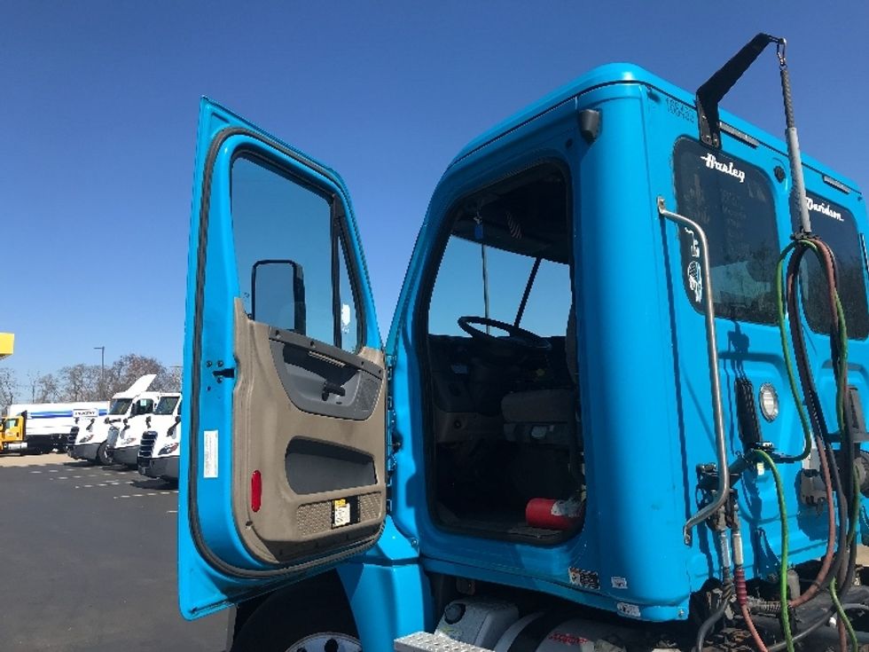 Day Cab Tractor-Heavy Duty Tractors-Freightliner-2017-Cascadia 12564ST-Westfield-MA-381,818\n\t\tmiles-$ 31,500 - Image 9