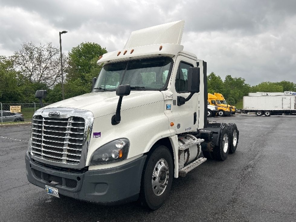 Day Cab Tractor-Heavy Duty Tractors-Freightliner-2017-Cascadia 12564ST-Westfield-MA-383,806\n\t\tmiles-$ 34,500 - Image 3