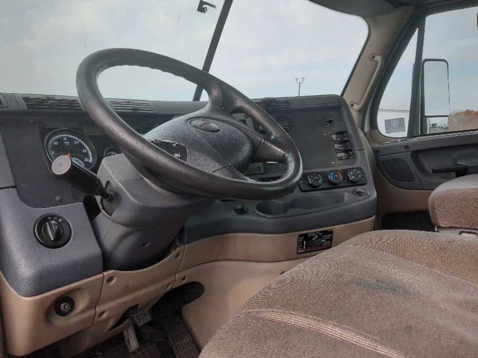 Day Cab Tractor-Heavy Duty Tractors-Freightliner-2017-Cascadia 12564ST-Westfield-MA-418,111\n\t\tmiles-$ 38,750 - Image 10