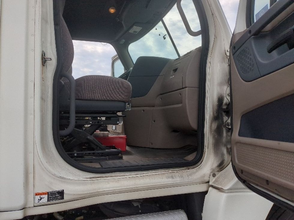 Day Cab Tractor-Heavy Duty Tractors-Freightliner-2017-Cascadia 12564ST-Westfield-MA-418,111\n\t\tmiles-$ 38,750 - Image 12