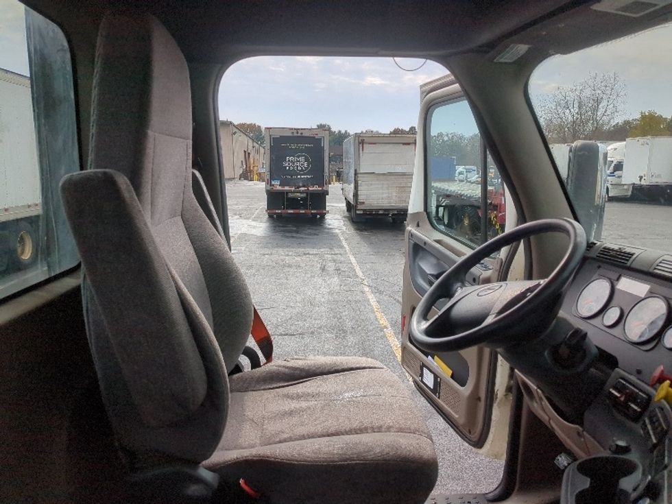 Day Cab Tractor-Heavy Duty Tractors-Freightliner-2017-Cascadia 12564ST-Westfield-MA-418,111\n\t\tmiles-$ 38,750 - Image 14