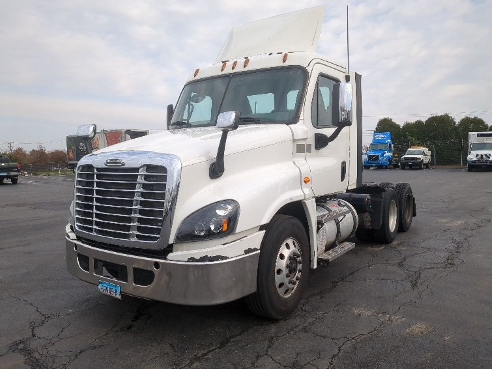 Day Cab Tractor-Heavy Duty Tractors-Freightliner-2017-Cascadia 12564ST-Westfield-MA-418,111\n\t\tmiles-$ 38,750 - Image 3