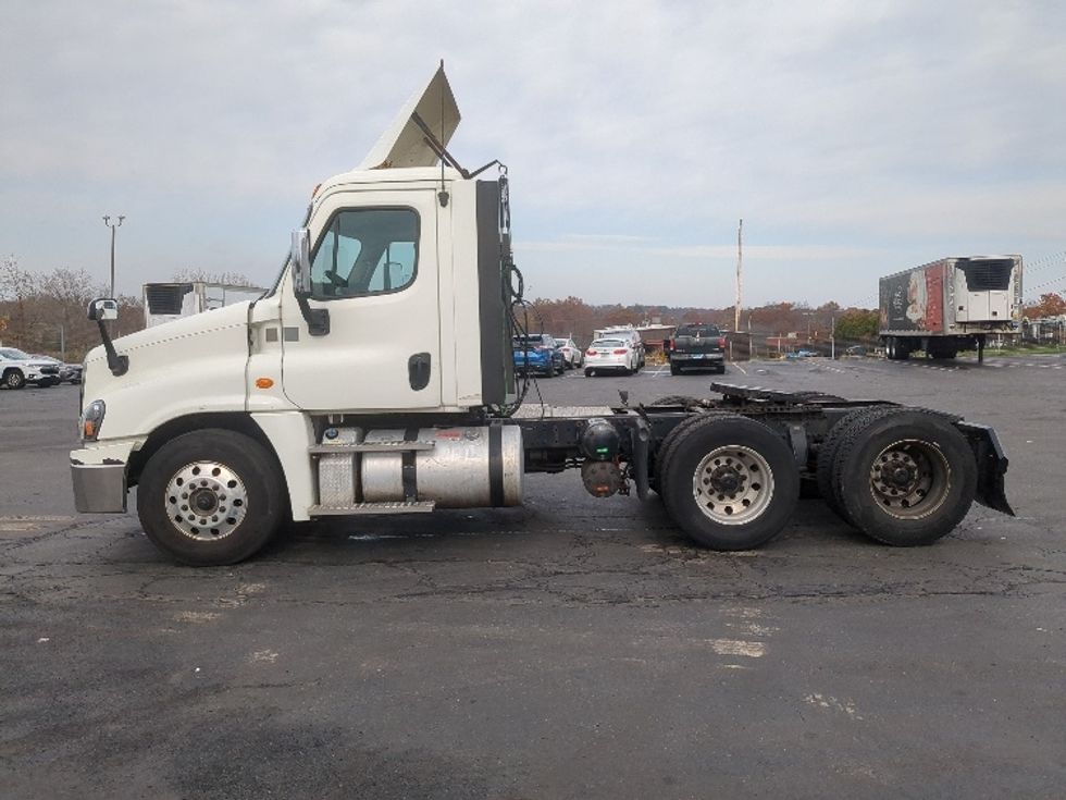 Day Cab Tractor-Heavy Duty Tractors-Freightliner-2017-Cascadia 12564ST-Westfield-MA-418,111\n\t\tmiles-$ 38,750 - Image 4