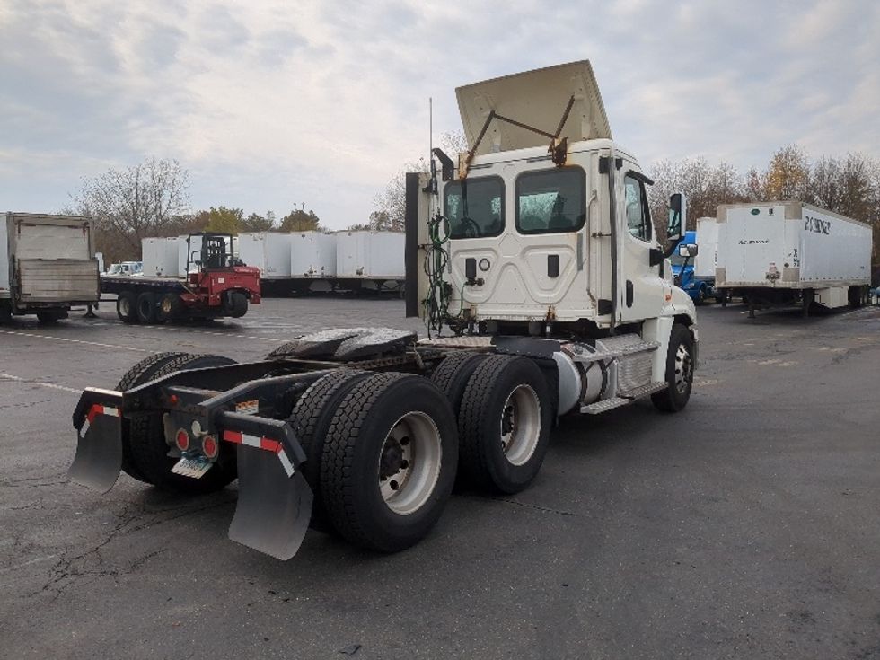 Day Cab Tractor-Heavy Duty Tractors-Freightliner-2017-Cascadia 12564ST-Westfield-MA-418,111\n\t\tmiles-$ 38,750 - Image 7