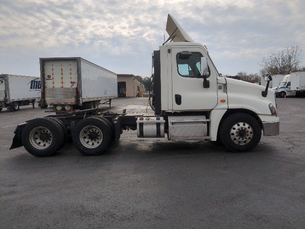 Day Cab Tractor-Heavy Duty Tractors-Freightliner-2017-Cascadia 12564ST-Westfield-MA-418,111\n\t\tmiles-$ 38,750 - Image 8
