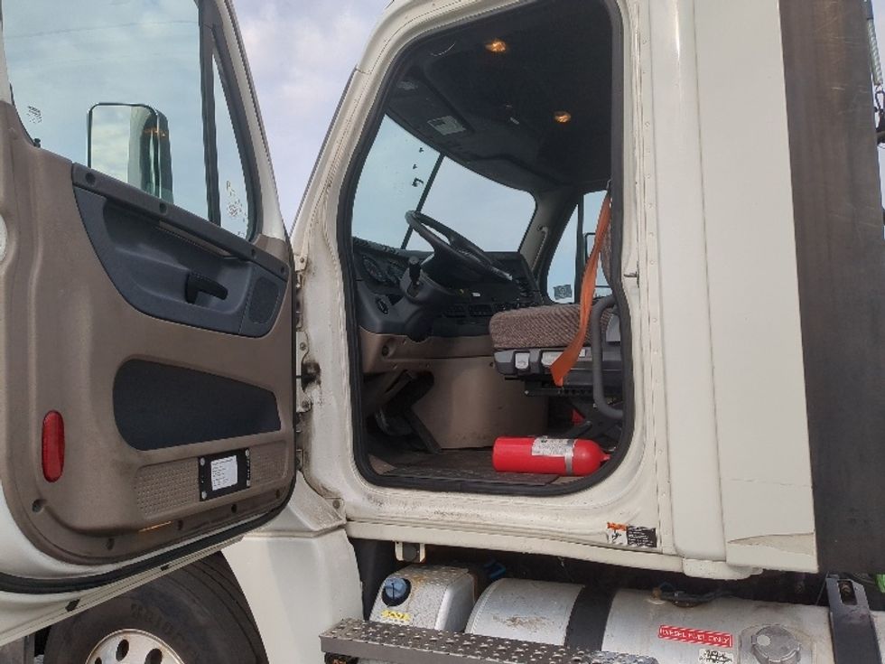 Day Cab Tractor-Heavy Duty Tractors-Freightliner-2017-Cascadia 12564ST-Westfield-MA-418,111\n\t\tmiles-$ 38,750 - Image 9