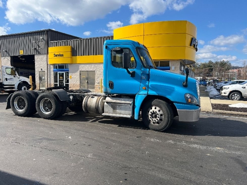 Day Cab Tractor-Heavy Duty Tractors-Freightliner-2017-Cascadia 12564ST-Westfield-MA-420,362\n\t\tmiles-$ 31,500 - Image 1
