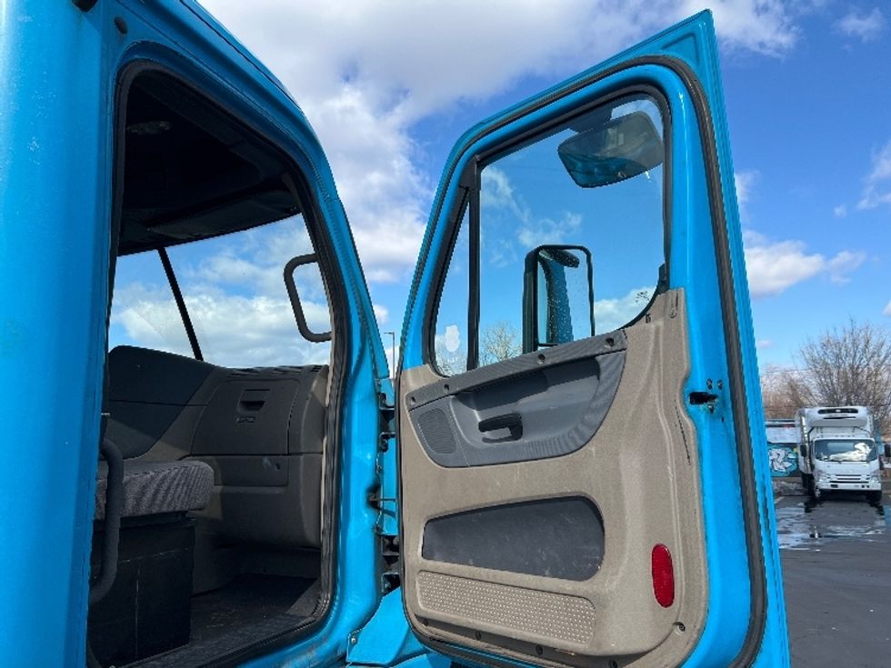 Day Cab Tractor-Heavy Duty Tractors-Freightliner-2017-Cascadia 12564ST-Westfield-MA-420,362\n\t\tmiles-$ 31,500 - Image 12