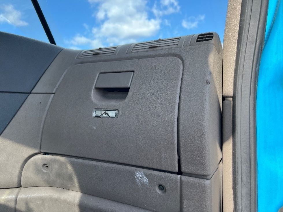 Day Cab Tractor-Heavy Duty Tractors-Freightliner-2017-Cascadia 12564ST-Westfield-MA-420,362\n\t\tmiles-$ 31,500 - Image 13