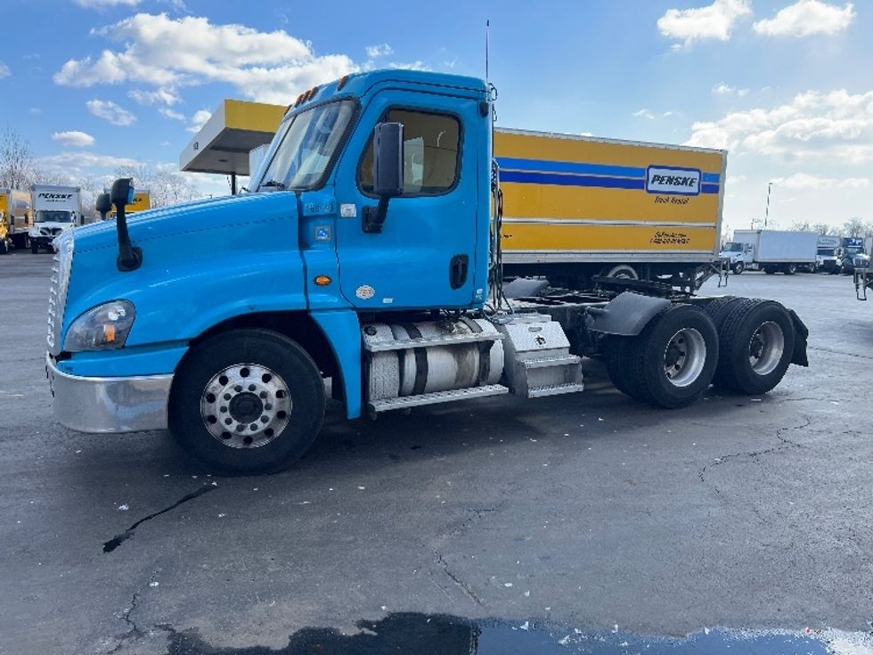 Day Cab Tractor-Heavy Duty Tractors-Freightliner-2017-Cascadia 12564ST-Westfield-MA-420,362\n\t\tmiles-$ 31,500 - Image 3