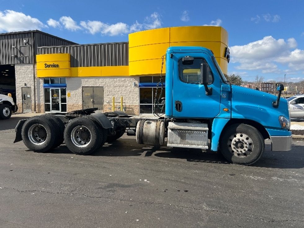 Day Cab Tractor-Heavy Duty Tractors-Freightliner-2017-Cascadia 12564ST-Westfield-MA-420,362\n\t\tmiles-$ 31,500 - Image 8