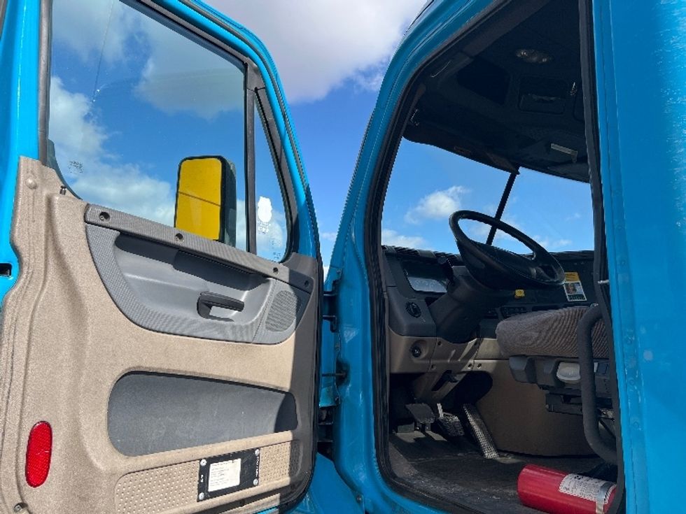 Day Cab Tractor-Heavy Duty Tractors-Freightliner-2017-Cascadia 12564ST-Westfield-MA-420,362\n\t\tmiles-$ 31,500 - Image 9