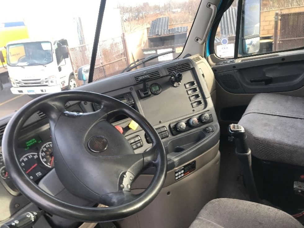 Day Cab Tractor-Heavy Duty Tractors-Freightliner-2017-Cascadia 12564ST-Westfield-MA-446,278\n\t\tmiles-$ 33,000 - Image 10