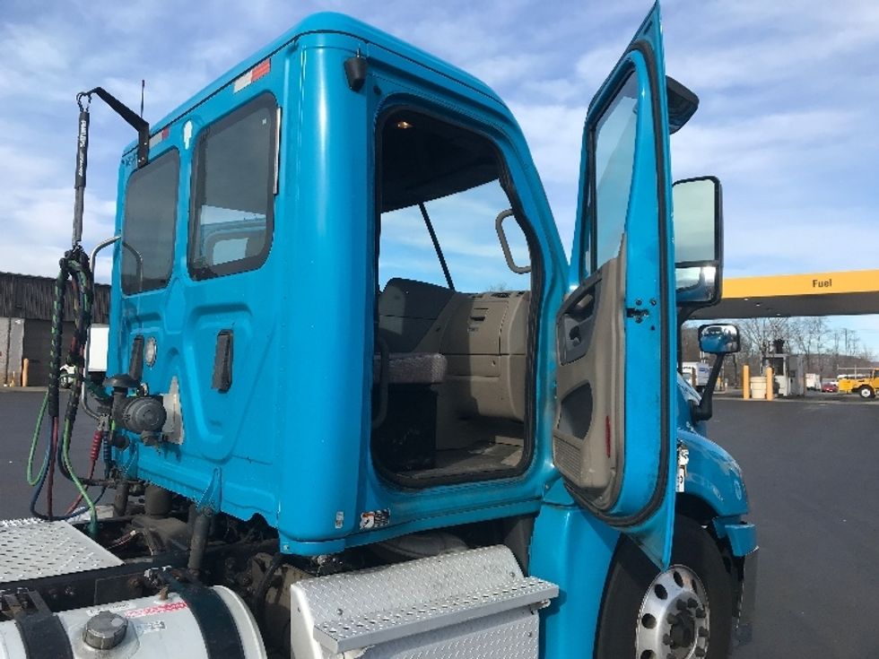 Day Cab Tractor-Heavy Duty Tractors-Freightliner-2017-Cascadia 12564ST-Westfield-MA-446,278\n\t\tmiles-$ 33,000 - Image 12