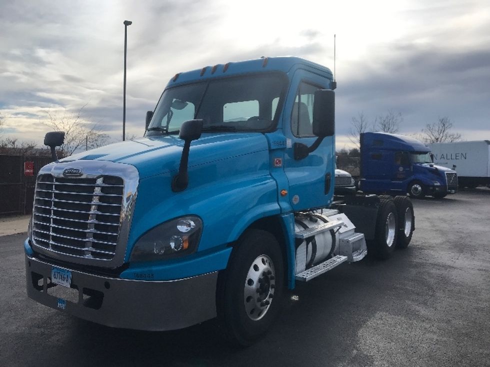 Day Cab Tractor-Heavy Duty Tractors-Freightliner-2017-Cascadia 12564ST-Westfield-MA-446,278\n\t\tmiles-$ 33,000 - Image 3