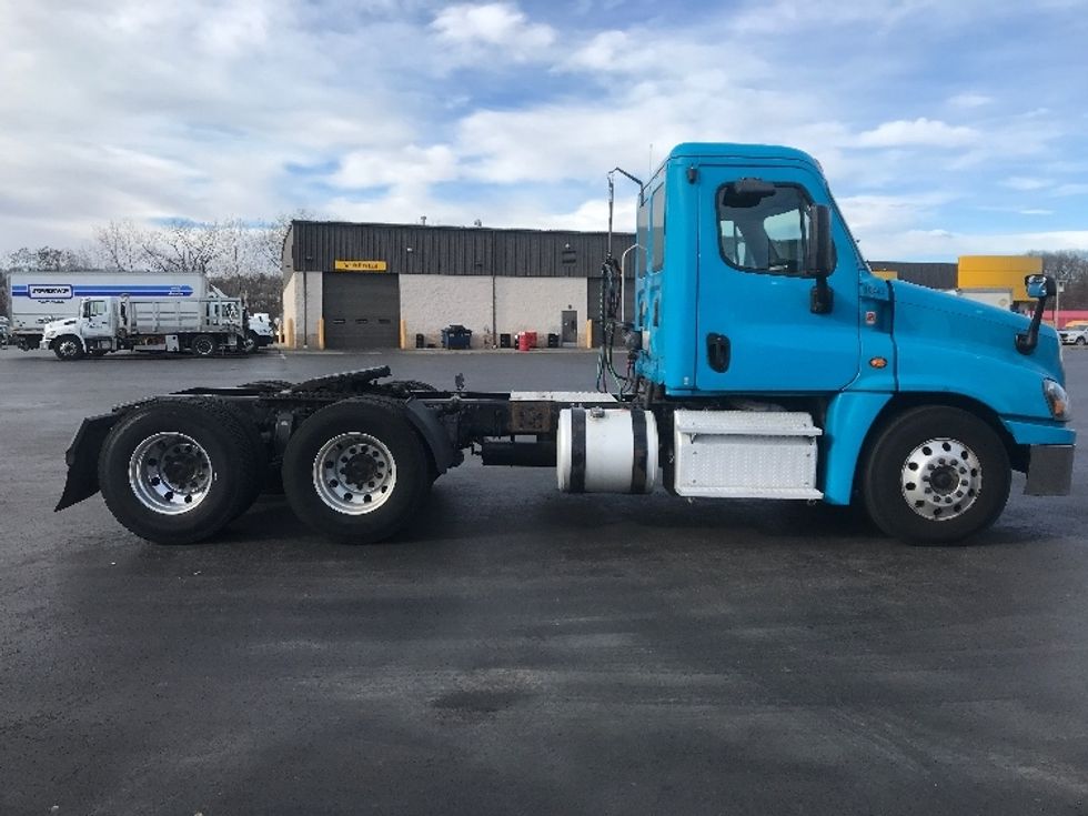Day Cab Tractor-Heavy Duty Tractors-Freightliner-2017-Cascadia 12564ST-Westfield-MA-446,278\n\t\tmiles-$ 33,000 - Image 8