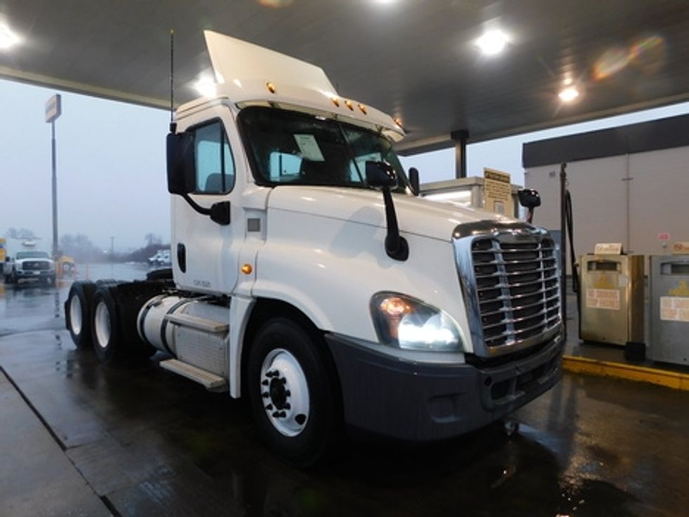 Day Cab Tractor-Heavy Duty Tractors-Freightliner-2017-Cascadia 12564ST-White Deer-PA-441,813\n\t\tmiles-$ 29,500 - Image 1