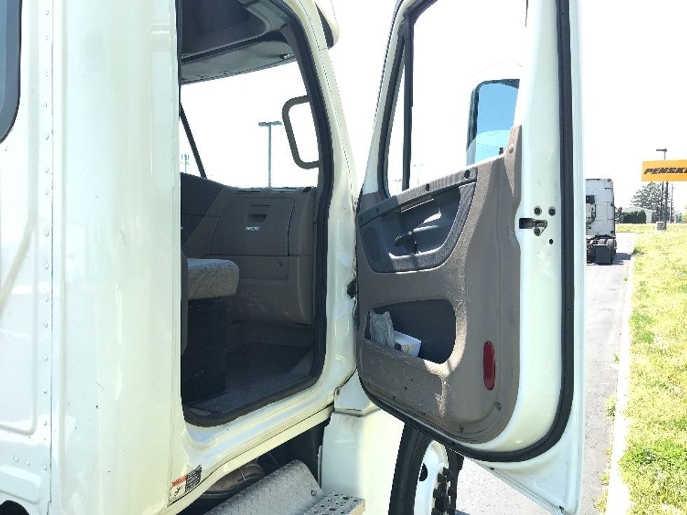 Day Cab Tractor-Heavy Duty Tractors-Freightliner-2017-Cascadia 12564ST-White Deer-PA-441,813\n\t\tmiles-$ 29,500 - Image 12