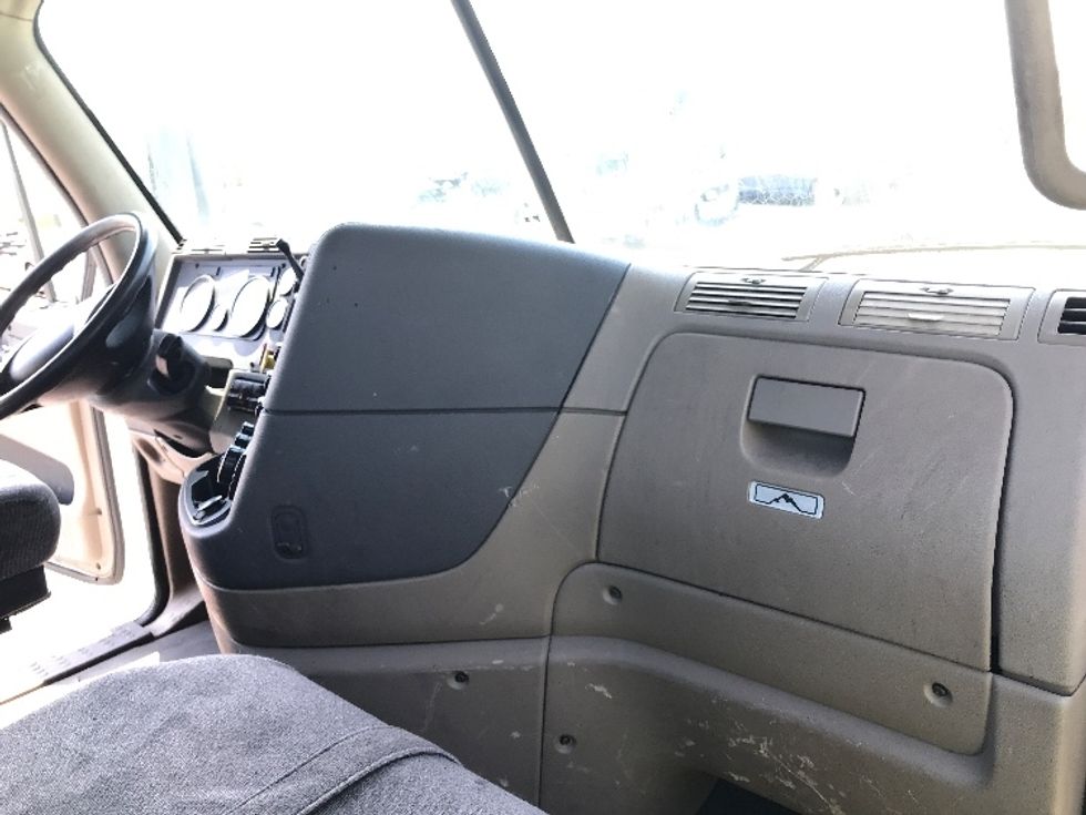 Day Cab Tractor-Heavy Duty Tractors-Freightliner-2017-Cascadia 12564ST-White Deer-PA-441,813\n\t\tmiles-$ 29,500 - Image 13