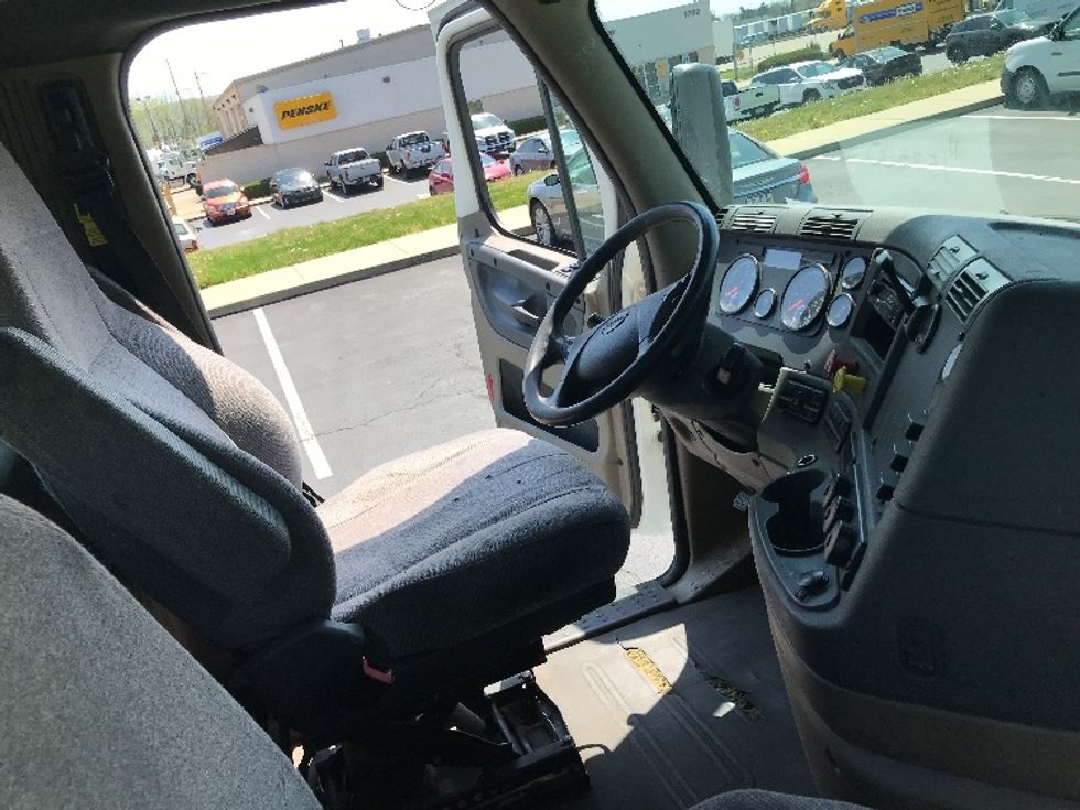 Day Cab Tractor-Heavy Duty Tractors-Freightliner-2017-Cascadia 12564ST-White Deer-PA-441,813\n\t\tmiles-$ 29,500 - Image 14