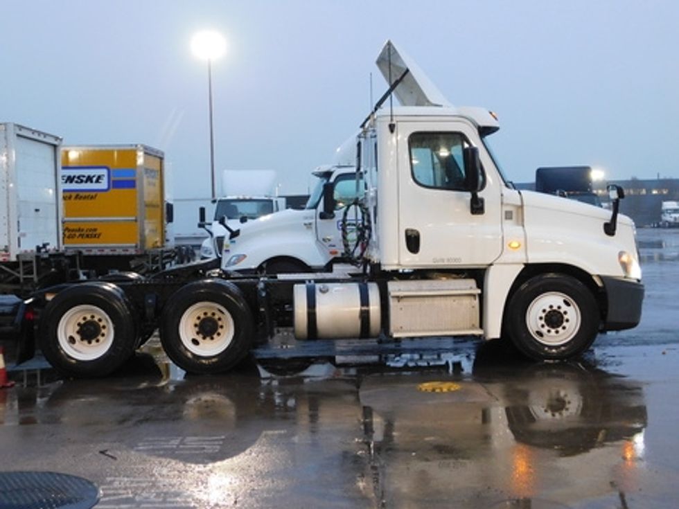 Day Cab Tractor-Heavy Duty Tractors-Freightliner-2017-Cascadia 12564ST-White Deer-PA-441,813\n\t\tmiles-$ 29,500 - Image 17