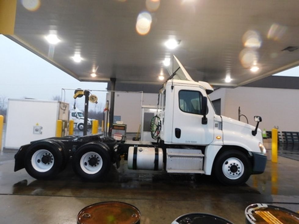 Day Cab Tractor-Heavy Duty Tractors-Freightliner-2017-Cascadia 12564ST-White Deer-PA-441,813\n\t\tmiles-$ 29,500 - Image 8